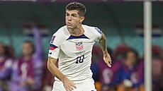Ameri�an Christian Pulisic se rozhlí�í s mí�em v utkání proti Spojeným stát�m.