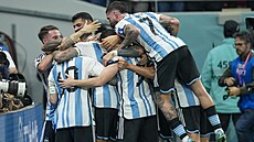 Fotbalisté Argentiny se radují z gólu Lionela Messiho v osmifinále mistrovství...