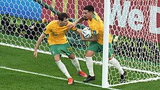 Australané Craig Goodwin (vlevo) a Jamie Maclaren bí po vsteleném gólu...