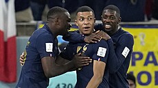 Francouztí fotbalisté oslavují gól Kyliana Mbappého (uprosted) v osmifinále...