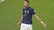 Francouzský útoník Kylian Mbappé se raduje ze svého druhého gólu v osmifinále...