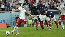 Polský útoník Robert Lewandowski stílí v osmifinálel proti Francii gól z...