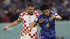 Chorvatský zálo�ník Mateo Kova�i� (vlevo) a Wataru Endo z Japonska