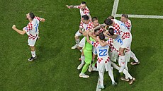 Chorvattí fotbalisté oslavují hrdinu Dominika Livakovie, který chytil v...
