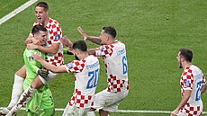 Chorvatští fotbalisté oslavují hrdinu Dominika Livakoviče, který chytil v... | na serveru Lidovky.cz | aktuální zprávy