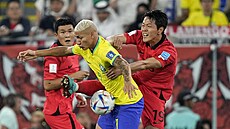Brazilský úto�ník Richarlison si kryje mí� p�ed Kimem Jong-kwonem z Koreje,