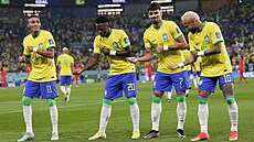 Brazil�tí fotbalisté oslavují gól v osmifinále proti Koreji, který vst�elil...