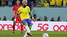 Brazilský útočník Neymar střílí gól z pokutového kopu v osmifinále mistrovství...