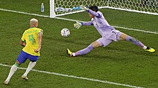 Brazilský úto�ník Richarlison p�ekonává Kima Sung-kjua v brán� Koreje.