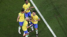 Braziltí fotbalisté oslavují gól Lucas Paquety (vpravo) v osmifinále...
