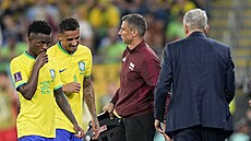 Brazilci Vinícius Junior (vlevo) a Danilo stídají v osmifinále mistrovství...