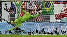 Brazilský branká Allison Becker inkasuje gól v osmifinále mistrovství svta...