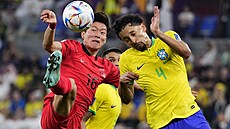 Brazilský obránce Marquinhos (vpravo) a Korejec Hwang I-o