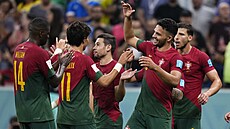 Portugalští fotbalisté gratulují Goncalu Ramosovi (druhý zprava) k hattricku v... | na serveru Lidovky.cz | aktuální zprávy