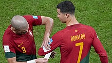 Portugalský stoper Pepe (vlevo) pedává kapitánskou pásku Cristianu Ronaldovi.