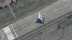 Satelitní snímky z letecké základny Engels zachytily p�ed výbuchem vojenskou...