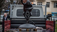 Instalace sochy Vladimira Putina na Praze 6. (5. prosince 2022)