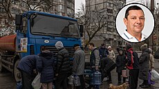 Lidé v Chersonu stojí ve frontě na pitnou vodu. (25. listopadu 2022) | na serveru Lidovky.cz | aktuální zprávy