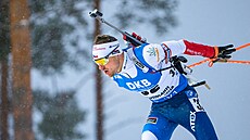 Michal Kr�má� na trati stíhacího závodu ve finském Kontiolahti