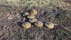 Rusové zanechali Ukrajinc�m smrtící �p�ekvapení�, musí je odstra�ovat týmy pro...