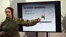 Ukrajintí vojáci poádají pro civilisty kurzy o základech minové bezpenosti....
