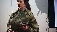 Ukrajin�tí vojáci po�ádají pro civilisty kurzy o základech minové bezpe�nosti....