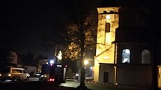 Policie ped kostelem v Bace na Frýdecko-Místecku. (1. prosince 2022)
