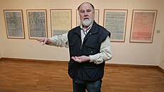 Eduard Ov�á�ek na své výstav� v Olomouci v roce 2009