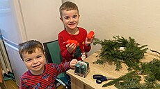 Miron (vlevo) s Nazarem vyráb�jí váno�ní v�nec.