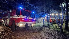 K poáru chalupy v okrese Píbram vyjeli profesionální hasii ze stanice HZS...