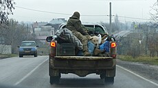 Obtí války jsou také zvíata. Ve vesnici Oleksandrivka musí dv babiky krmit...