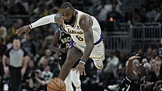 Lebron James v zápase proti Milwaukee.