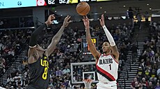 Portlandský Anfernee Simons stílí proti Utahu.