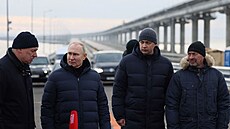 Ruský diktátor Vladimir Putin podle ruských agentur navštívil Kerčský most,...