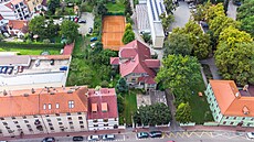 Vila stojí v Otakarov ulici kousek od historického centra.