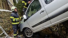 Nastartovaný automobil sjel ve Svatém Petru ze strán a skonil v potoce. (30....