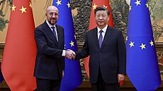 Šéf Evropské rady Charles Michel si podává ruku s čínským prezidentem Si...
