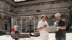 Stavba. V pozadí u� se staví oran�erie dle p�ání re�iséra.