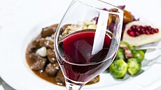 Ke zvinovým pokrmm se nejvíce hodí ervená vína s tíslovinou.
