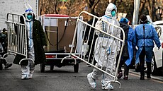 Ploty mizí. Z�ízenci bourají v Pekingu covidové zábrany.