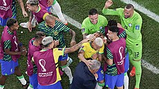 Brazilský trenér Tite při slavě gólu Richarlisona, kdy si společně zatancovali....