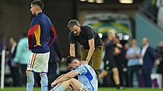 Španělský trenér Luis Enrique utěšuje Aymerica Laporteho po vyřazení z...