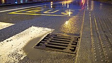 Poklop v Karlické ulici pat�í TSK. P�edm�t jde zachránit.