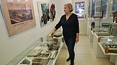 Kurátorka výstavy Lubica Mezerová ukazuje exponáty, které se podailo po poáru...