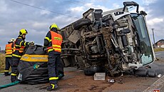 V Horním �ukov� v �eském T�ín� se p�evrátilo na bok nákladní auto a...