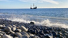 Rozjímání na pob�e�í oceánu v m�ste�ku Câmara de Lobos