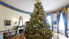 Vánoní strom v Bílém dom jako souást nové vánoní výzdoby. Je vystaven v...