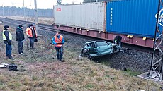 Vlak Os 4603 v úseku Bzenec přívoz - Moravský Písek vykolejil po srážce s autem...