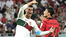Portugalec Cristiano Ronaldo se roziluje v zápase na mistrovství svta 2022.