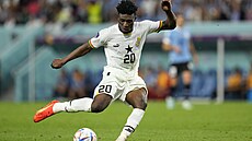 Ghanský Mohammed Kudus pi pokusu o stelu v zápase proti Uruguayi na...